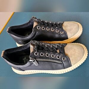 Women's 4 Earth by Blowfish Sneaker Size 7.5